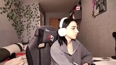 Snapshot of elinorashfield chatting on June 19, 9:13 am Milica online show from June 19, 9:13 am