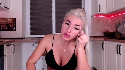 Snapshot of elisabeth_jason chatting on February 1, 4:56 am elisabeth_jason online show from February 1, 4:56 am