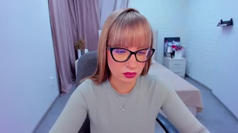 Snapshot of elisabethmills chatting on January 8, 12:15 pm Elisabeth online show from January 8, 12:15 pm