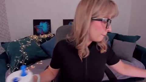 Snapshot of elisabethmills chatting on February 16, 11:38 am Elisabeth online show from February 16, 11:38 am