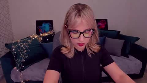 Snapshot of elisabethmills chatting on February 18, 2:27 pm Elisabeth online show from February 18, 2:27 pm