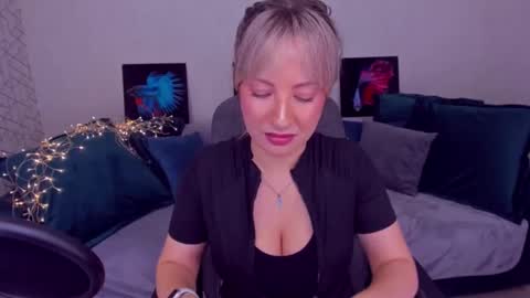 Snapshot of elisabethmills chatting on February 24, 8:03 pm Elisabeth online show from February 24, 8:03 pm