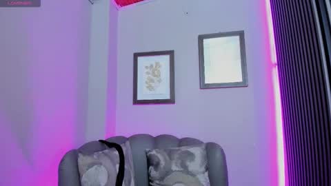 Snapshot of elisasue chatting on February 25, 4:33 am Elisa Sue online show from February 25, 4:33 am