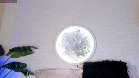 Snapshot of elise_diamond chatting on March 2, 9:21 am Elise diamond online show from March 2, 9:21 am