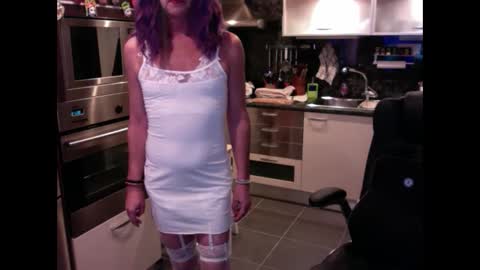 Snapshot of elise_tv chatting on December 7, 8:27 pm Barbie online show from December 7, 8:27 pm