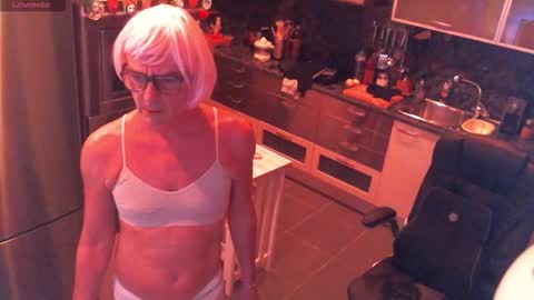 Snapshot of elise_tv chatting on November 17, 8:36 pm Barbie online show from November 17, 8:36 pm