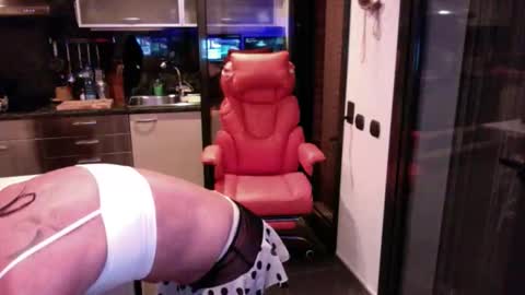 Snapshot of elise_tv chatting on May 22, 9:09 pm Barbie online show from May 22, 9:09 pm