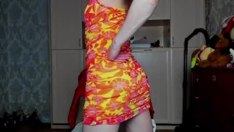 Snapshot of elisefoxy chatting on June 14, 8:33 pm Elise online show from June 14, 8:33 pm