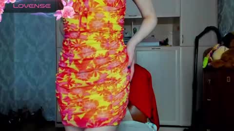 Snapshot of elisefoxy chatting on June 15, 8:38 am Elise online show from June 15, 8:38 am