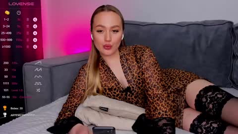 Eliss  online show from February 6, 5:30 pm