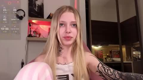 Snapshot of eliza_sadcat chatting on February 3, 9:31 pm Elizabeth online show from February 3, 9:31 pm