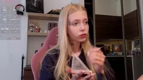 Snapshot of eliza_sadcat chatting on February 19, 10:33 am Elizabeth online show from February 19, 10:33 am