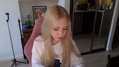 Snapshot of eliza_sadcat chatting on March 18, 10:51 am Elizabeth online show from March 18, 10:51 am