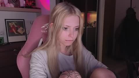 Snapshot of eliza_sadcat chatting on March 25, 6:47 pm Elizabeth online show from March 25, 6:47 pm