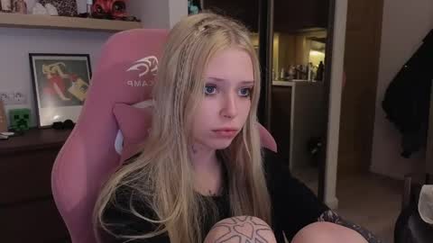 Snapshot of eliza_sadcat chatting on April 6, 7:48 pm Elizabeth online show from April 6, 7:48 pm