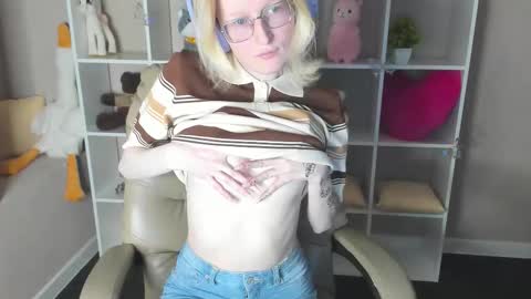 Elizabeth online show from December 17, 1:00 am