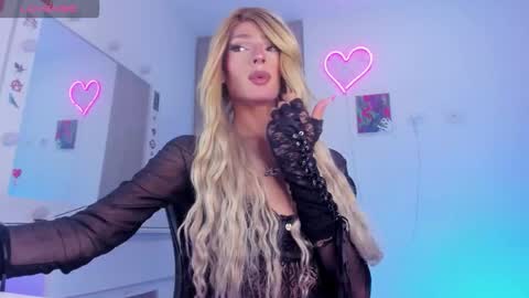 Snapshot of elizabeth_jones_01 chatting on November 24, 10:37 am Eli online show from November 24, 10:37 am