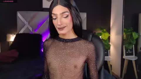 Snapshot of elizabeth_jones_01 chatting on February 13, 3:19 pm Eli online show from February 13, 3:19 pm