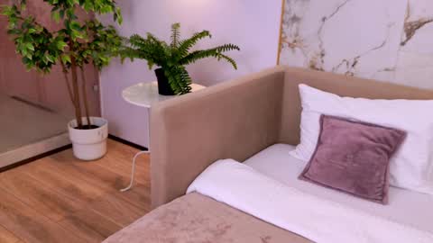 Elizabeth online show from February 22, 3:47 pm