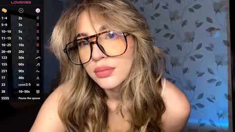 Snapshot of elizabethrabin chatting on February 4, 5:08 pm Mia online show from February 4, 5:08 pm