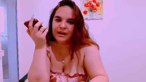 Snapshot of ella_minnie chatting on July 7, 6:01 pm Ella online show from July 7, 6:01 pm