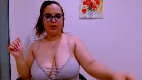 Snapshot of ella_minnie chatting on July 22, 5:49 pm Ella online show from July 22, 5:49 pm