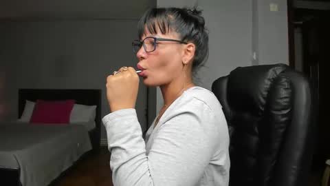 Ella online show from November 28, 12:02 am