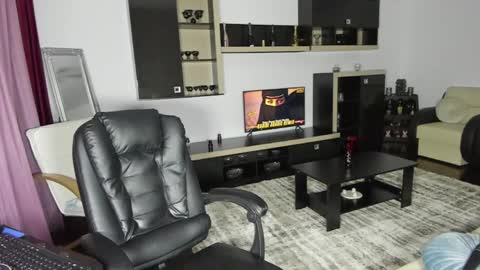 Ella online show from April 7, 8:31 pm