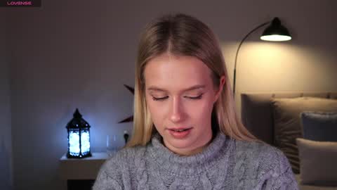Snapshot of ella_twinkle chatting on December 1, 9:04 pm Ella online show from December 1, 9:04 pm