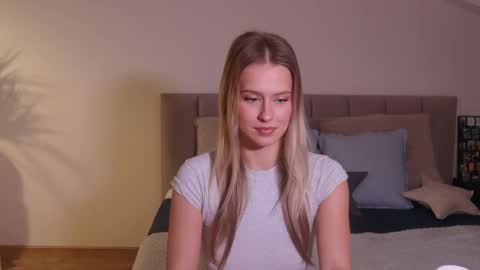 Snapshot of ella_twinkle chatting on January 25, 7:39 pm Ella online show from January 25, 7:39 pm