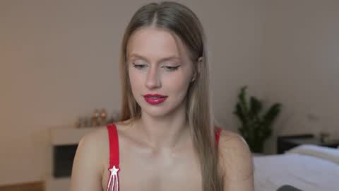 Snapshot of ella_twinkle chatting on June 4, 6:47 pm Ella online show from June 4, 6:47 pm