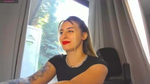 ella_vee online show from September 14, 5:28 am
