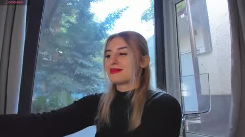 ella_vee online show from October 1, 5:02 am