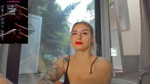 ella_vee online show from October 2, 4:52 am