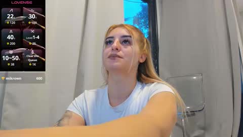 ella_vee online show from October 4, 4:32 am