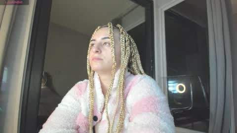ella_vee online show from October 22, 2:34 am