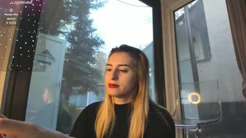 ella_vee online show from November 25, 6:02 am