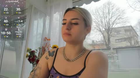 ella_vee online show from April 1, 5:30 am