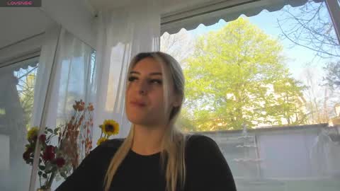 ella_vee online show from April 16, 5:41 am