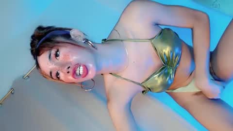 Snapshot of ellah_bonita chatting on February 28, 5:04 am ellah_bonita online show from February 28, 5:04 am