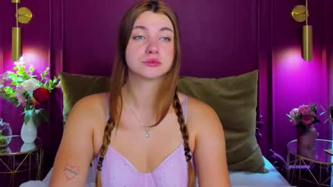 Snapshot of ellamaison chatting on October 12, 5:17 am Ella online show from October 12, 5:17 am