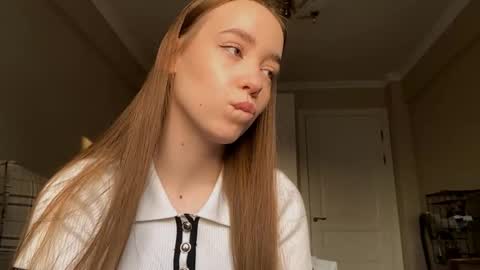 Ella online show from October 3, 1:19 pm