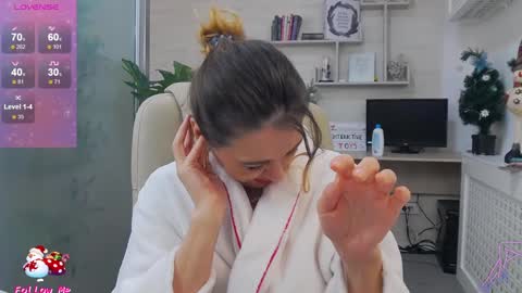 Snapshot of ellamilf chatting on December 19, 10:00 pm online show from December 19, 10:00 pm