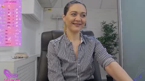 Snapshot of ellamilf chatting on February 7, 8:10 pm online show from February 7, 8:10 pm