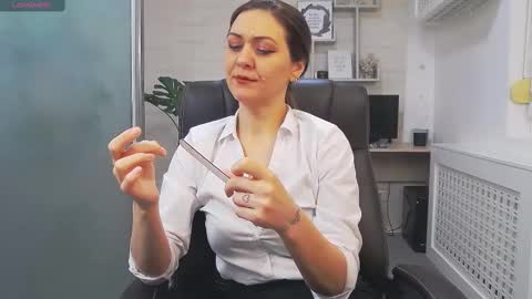 Snapshot of ellamilf chatting on February 19, 8:52 pm online show from February 19, 8:52 pm