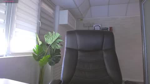 Snapshot of ellamilf chatting on February 24, 1:10 pm online show from February 24, 1:10 pm
