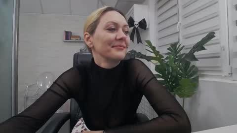 Snapshot of ellamilf chatting on October 19, 4:40 pm online show from October 19, 4:40 pm