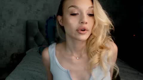 ellamilla online show from June 26, 1:04 pm