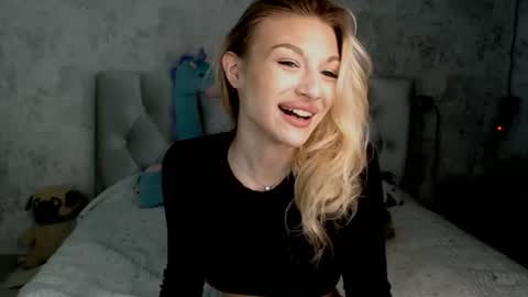 ellamilla online show from July 17, 1:07 pm