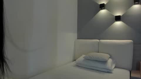 Ella online show from September 29, 11:59 am